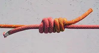 Тройной рыбацкий узелАльпинистский соединяющий постоянный узел, применяемый для вязания альпинистских верёвочных петель, а также для связывания вместе двух альпинистских верёвок равного диаметра для удлинения