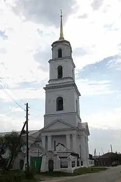 Главный вход и колокольня.