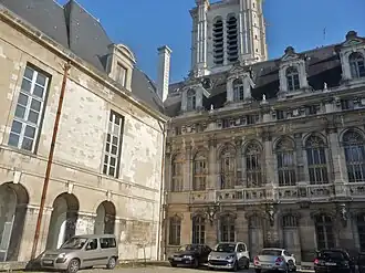 Здание бывшего аббатства с романской аркадой