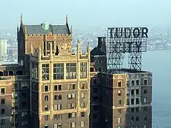 Вывеска «TUDOR CITY» на одном из зданий квартала