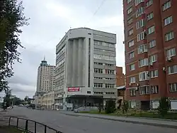 Вид на запад. Белое здание - Тверитина, 44 "а"