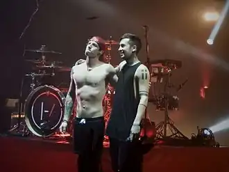 Джош Дан (слева) и Тайлер Джозеф. Выступление группы в Brixton Academy, Лондон, 2016 год