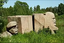 Фрагменты памятников в «Парке скульптур».