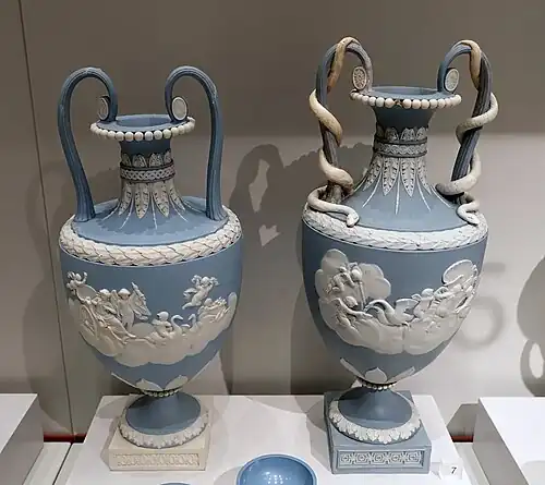 Вазы с изображением Венеры в колеснице (по Шарлю Лебрену). 1786—1790. Глино-каменные массы. Мануфактура Дж. Веджвуда «Этрурия», Стаффордшир, Англия