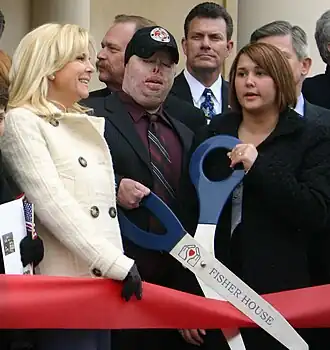 Тайлер Зигел вместе с Рене Клайн перерезают торжественную ленту