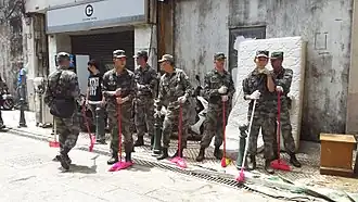 Макаоский гарнизон НОАК ликвидирует последствия тайфуна «Хато»[англ.]