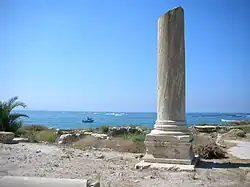 Полуколонна с видом на море