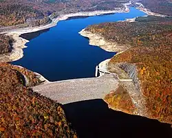 Дамба на реке