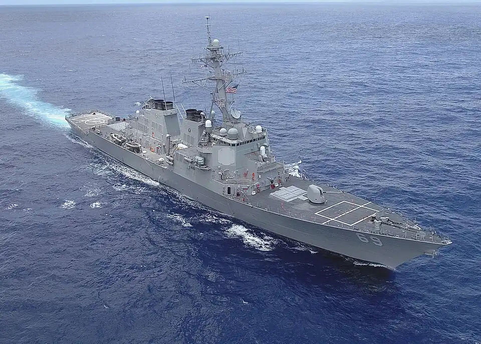Эсминец USS Milius (DDG-69), Тихий океан, 1 мая 2007 года. Хорошо видны расположение (справа налево) якорных устройств, артиллерийской установки Mark 45, носовой установки вертикального пуска Mark 41, носового ЗАК Вулкан-Фаланкс, корабельной надстройки и грот-мачты корабля с РЛС AN/SPY-1.