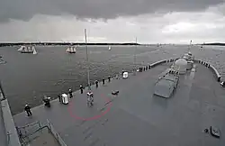 Вид с&nbsp;носовой надстройки на носовую часть корабля, по левому борту: на переднем плане слева&nbsp;— 25-мм АУ Mk.&nbsp;38 Mod.&nbsp;1, далее справа&nbsp;— ПУ Mk.&nbsp;36 SRBOC, ещё правее на заднем плане&nbsp;— 12,7-мм пулемёт M2HB Browning; USS&nbsp;Mount Whitney (LCC-20), 2013&nbsp;год.