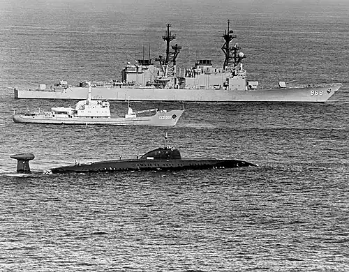 «Находка» ССВ-506 преграждает подход en:USS Peterson (DD-969) к К-324 после вынужденного всплытия, 15 октября 1983 года