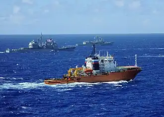 Спасательный морской буксир «Фотий Крылов» проекта Р-5757 (79-й аварийно-спасательный отряд КТОФ); учения RIMPAC, 2012 год (на заднем плане корабли других стран-участниц: крейсер УРО USS Chosin типа «Тикондерога» и фрегат УРО HMAS Darwin типа «Аделаида»).