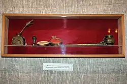 Витрина со старинными принадлежностями для письма в постоянной экспозиции музея.