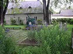 Пушка-памятник воинам Советской Армии, погибшим при освобождении посёлка, на месте их захоронения.