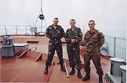 Двое морпехов слева в украинском "Дубке" и один — в советском "Бутане"