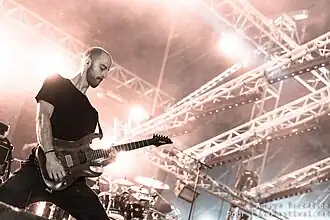 Гитарист Майкл Хоггард на Hellfest 2014