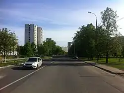 Улица Гурьянова у пересечения с улицей Кухмистерова. Справа — Таллинский парк