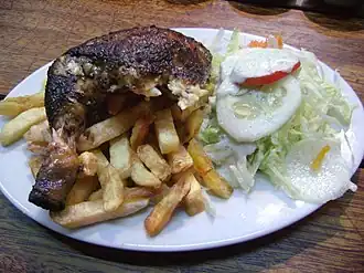 "Un cuarto" («одна четвертая») порция Польо а ла браса с картофелем фри и свежим салатом