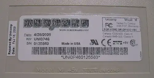 Задняя часть клавиатуры Unicomp UNI0P46, произведённой в 2005 году, восстановленной в 2009-м