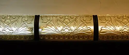 Стеклянные элементы карниза-светильника