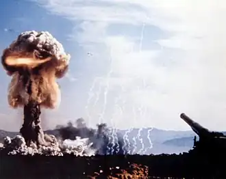 Ядерный взрыв снаряда Grable, запущенного артиллерийской установкой: 280-мм атомной пушкой, видимой на кадре