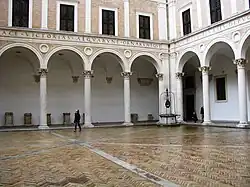 Кортиле (дворик) Палаццо Дукале