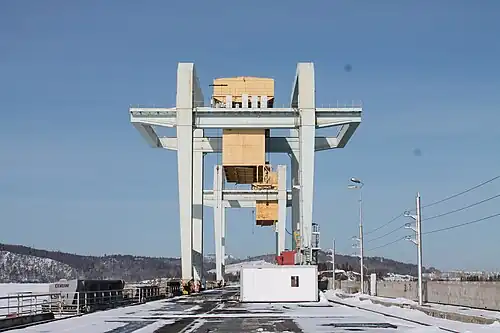 Козловые краны на плотине