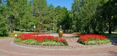 Фонтан у главного входа