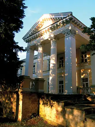 Усадьба Узкое в МосквеОбъект культурного наследия России федерального значениярег. № 771620723130006 (ЕГРОКН)объект № 7710915000 (БД Викигида)