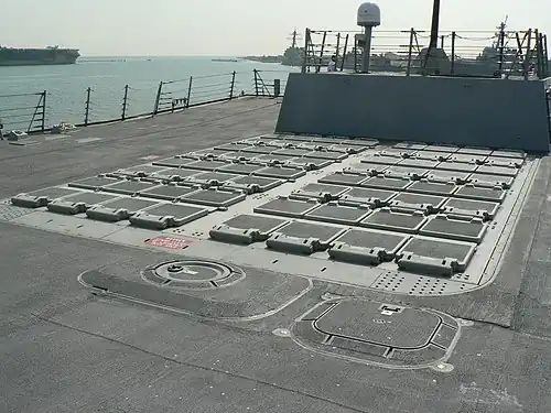 Установка пусковых модулей УВП Mark 41 на эсминце «Фаррагут»