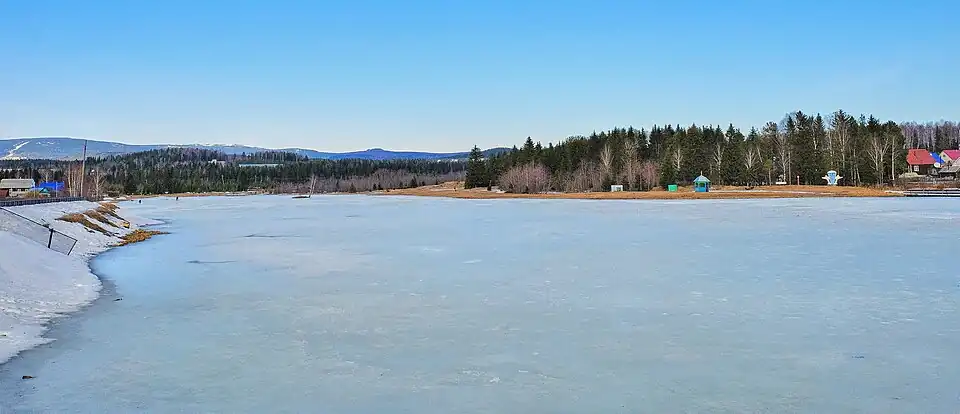 Пруд весной