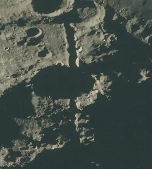 Долина Шрёдингера в районе кратера Сикорский. Снимок с борта «Аполлона-15».