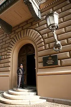 Главный вход на улице Клостера