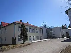 Новая гимназия (справа)