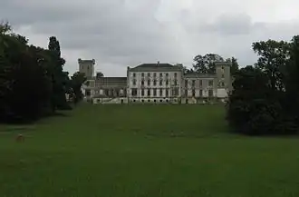 Фасад главного здания со стороны парка