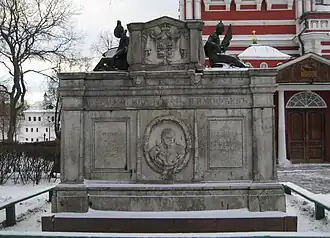 Надгробие генерала Тимофеева&nbsp;— одно из самых заметных на территории Новодевичьего монастыря