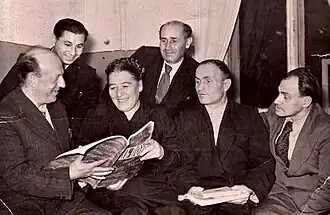 Еврейские литераторы Биробиджана. Слева направо: Бузи Миллер, Макс Риант, Любовь Вассерман, Сальвадор Боржес, Ицик Бронфман, Гершл Рабинков. 1958&nbsp;г.