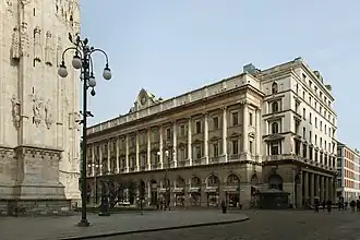 Здание Фабрики Миланского собора (на первом плане слева — край фасада собора)