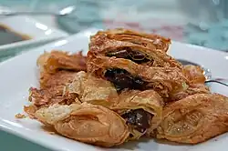 Жаренный во фритюре «вегетарианский гусь», завёрнутый в соевую спаржу