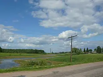 Река Векша. Справа — деревня Усполонь