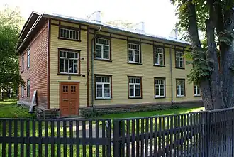 Жилой дом для младших служащих, ул. Сюста 3