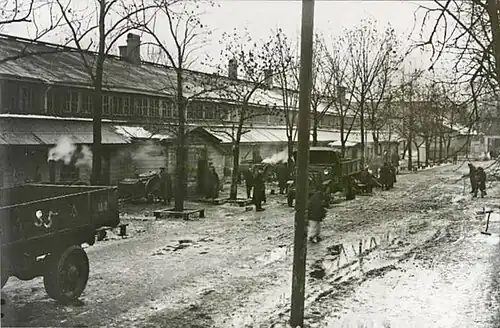 Бараки Нарвской суконной фабрики, приют для больных тифом воинов СЗА в Нарве. Грузовики в ожидании выноса тел умерших, январь 1920 года