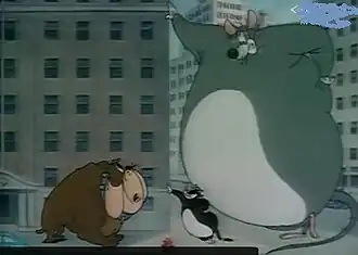 Увеличившиеся Пёс, Кот и Мышь на фоне городской застройки