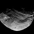 Снимок аппарата «Dawn» 23&nbsp;июля 2011 года с расстояния 5200&nbsp;км. В левой части хорошо заметен тройной кратер-«снеговик»