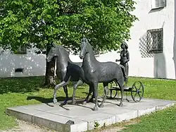 Ведущая колесницу.