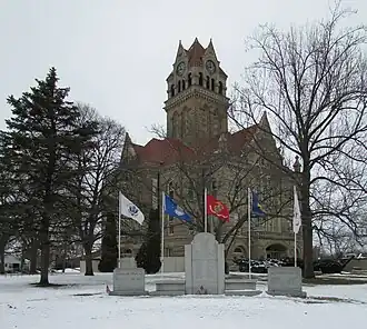 Здание суда округа Старк в Ноксе. Перед зданием военный мемориал.