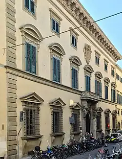 Палаццо Фенци. Фасад