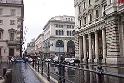 «Палаццо Возрождения» (в центре) на ул. Корсо. 1920