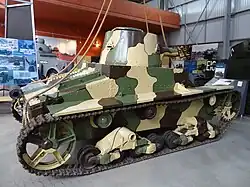 Виккерс Mk E тип Б справа в бронетанковом музее в Бовингтоне