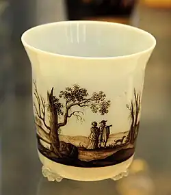 Стакан. Ок. 1670. Опаловое стекло, роспись шварцлотом. Нюрнберг. Музей Виктории и Альберта, Лондон